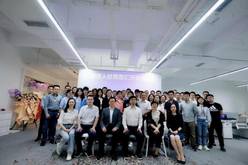 公司5月13日舉行入駐成都市高新區(qū)菁蓉匯辦公區(qū)儀式